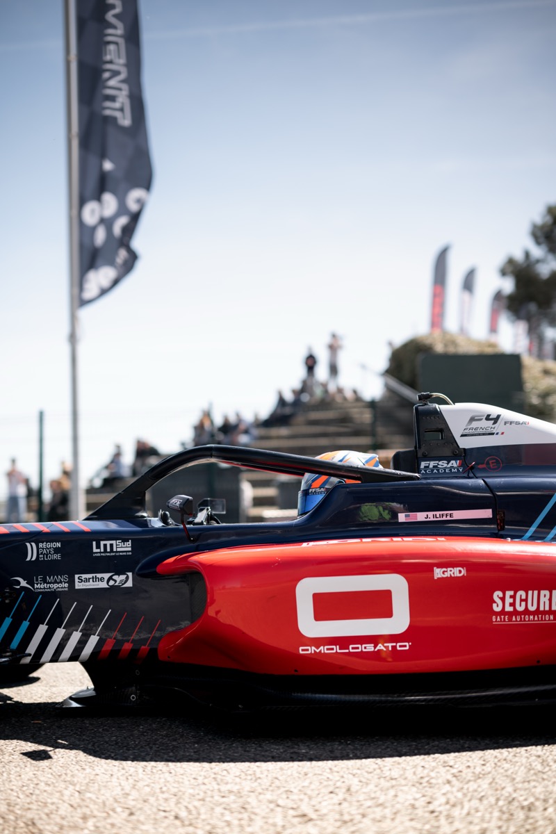 Jack Iliffe car number 44 with J. Iliffe nameplate and Omologato sponsorship